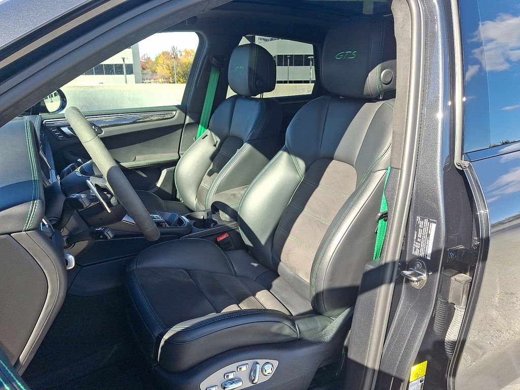 Thumbnail: 2022 Porsche Macan - 5