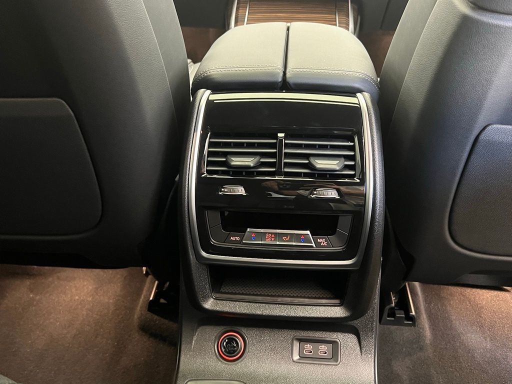 Thumbnail: 2026 BMW X7 - 10