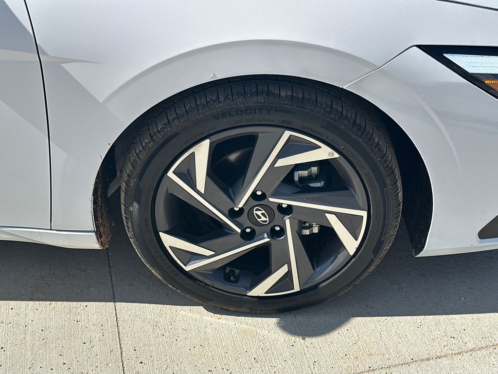 Used 2025 White Hyundai SEL Sport image 12