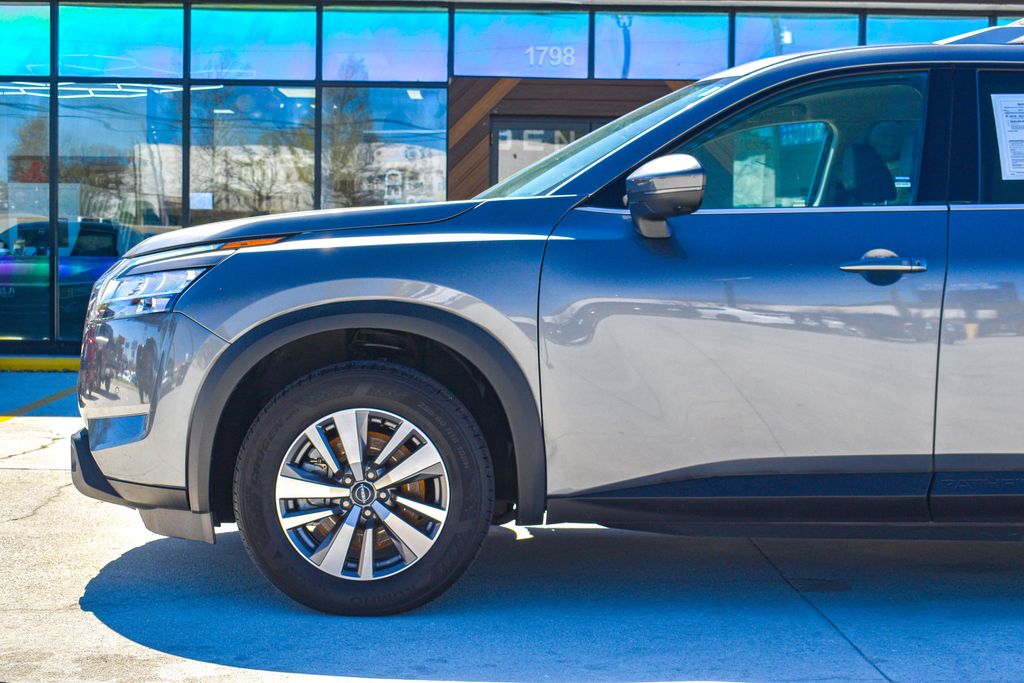 2023 Nissan Pathfinder SL - 9