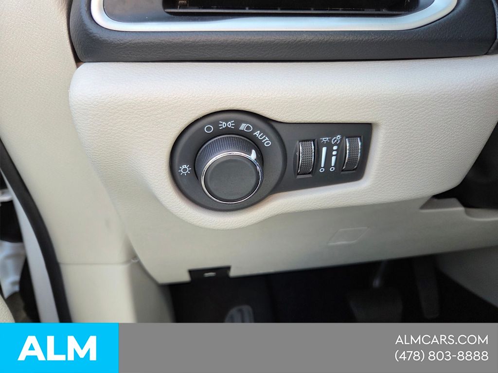 Used 2022 White Chrysler LX image 29