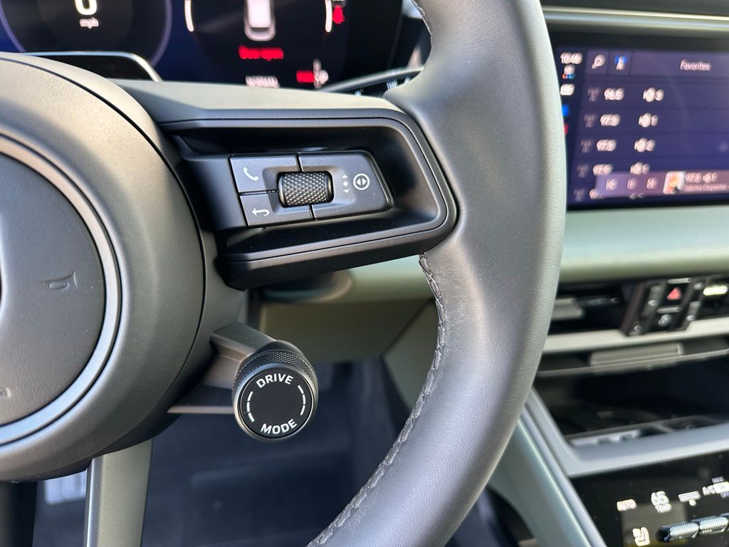 Thumbnail: 2026 Porsche Macan - 17