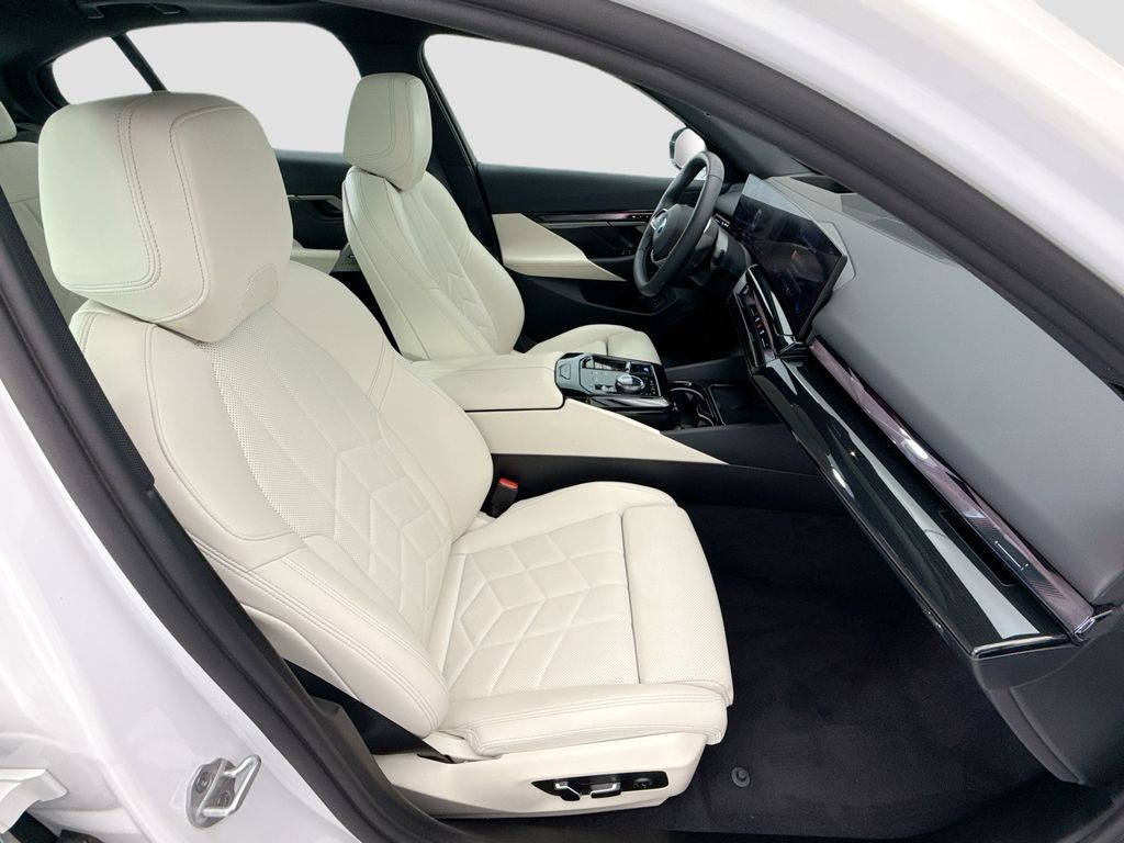 Thumbnail: 2026 BMW i5 - 19