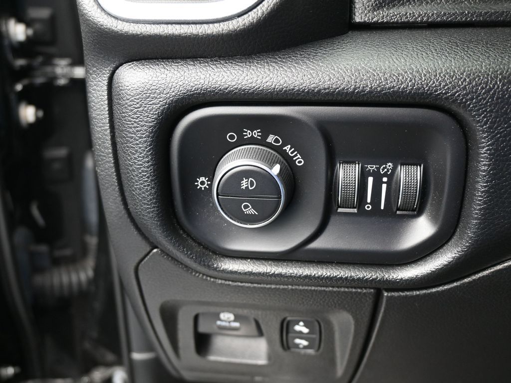 Used 2020 Diamond Black Crystal Pearlcoat Ram Laramie image 34