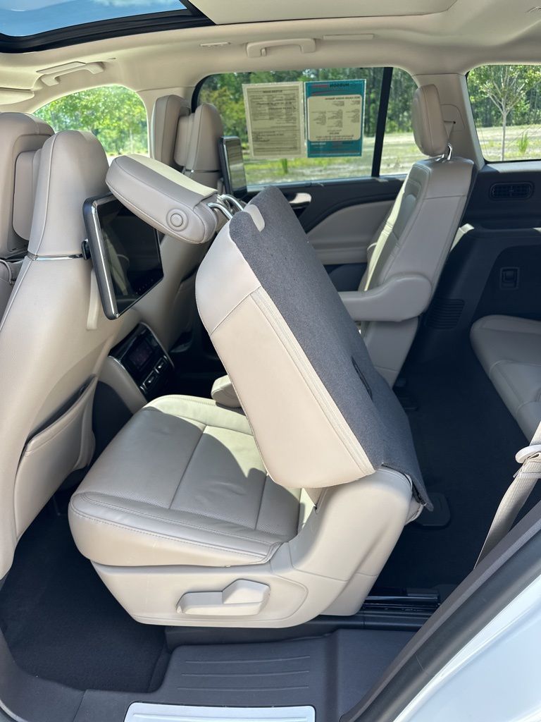 2021 Pristine White Lincoln Aviator Reserve AWD SUV