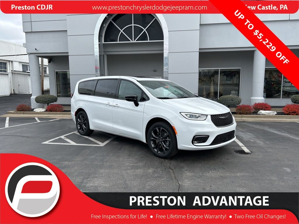 2026 Chrysler Pacifica Select's photo
