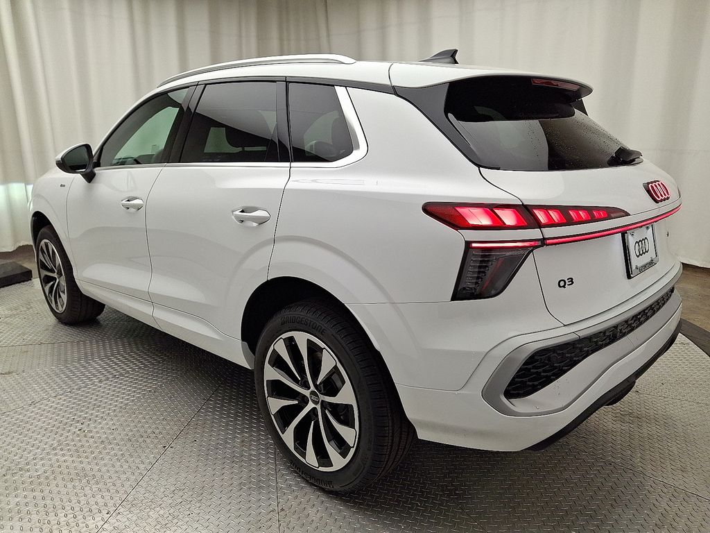 Thumbnail: 2026 Audi Q3 - 4
