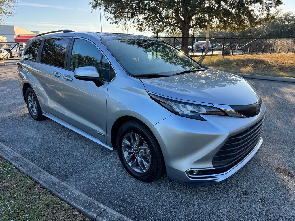 2021 Toyota Sienna XLE 7