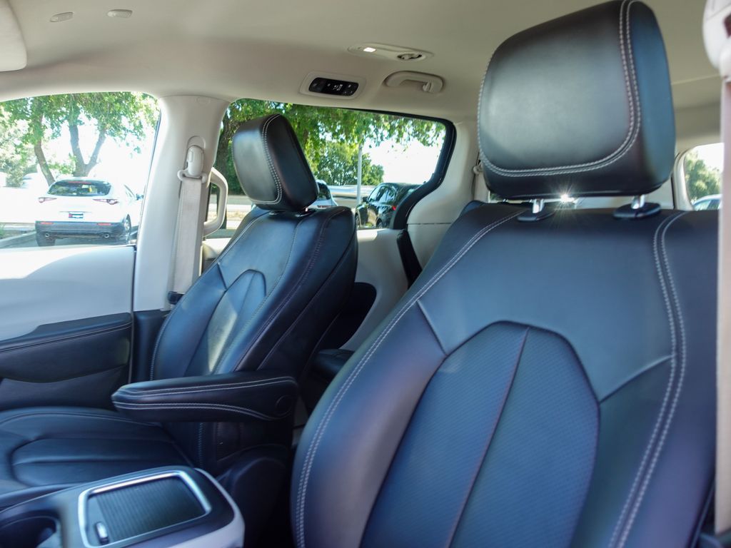 Used 2024 Black Chrysler Select image 19