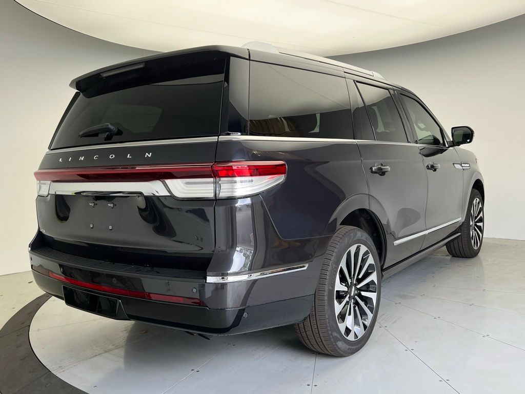 Thumbnail: 2024 Lincoln Navigator - 3
