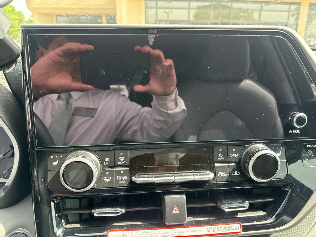 Used 2025  Toyota XLE image 20