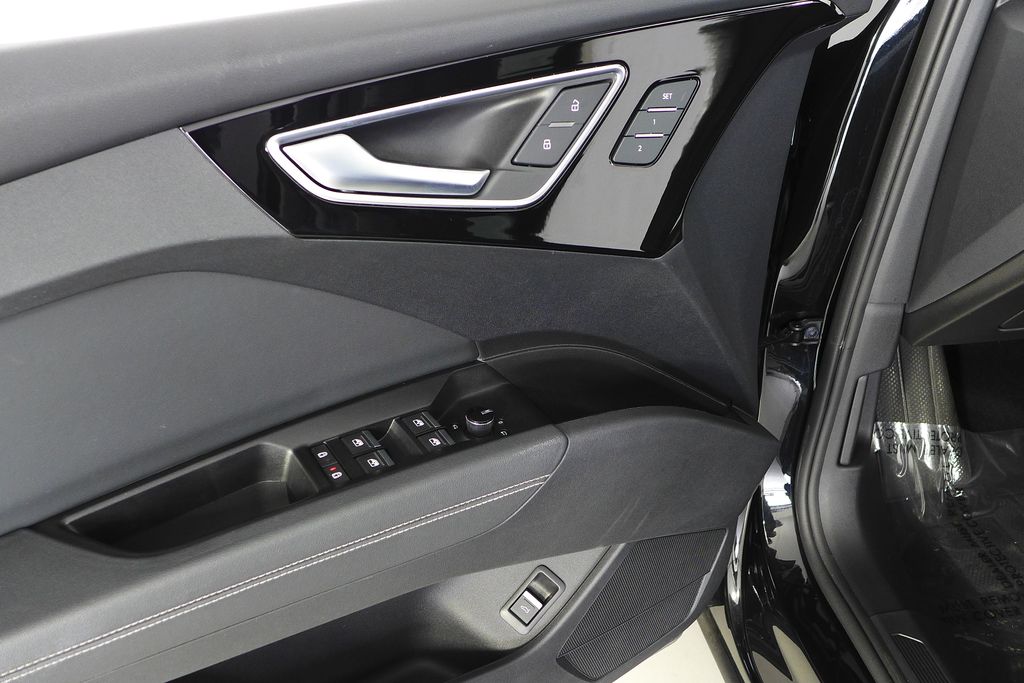 Thumbnail: 2023 Audi Q4 e-tron - 12