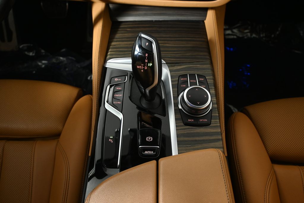 Thumbnail: 2022 BMW 5 Series - 25