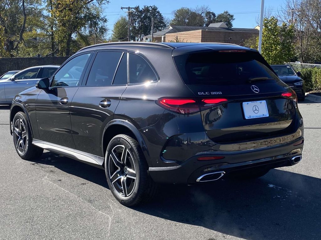 2025 Mercedes-Benz GLC 300 7