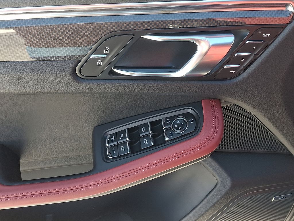 Thumbnail: 2026 Porsche Macan - 15