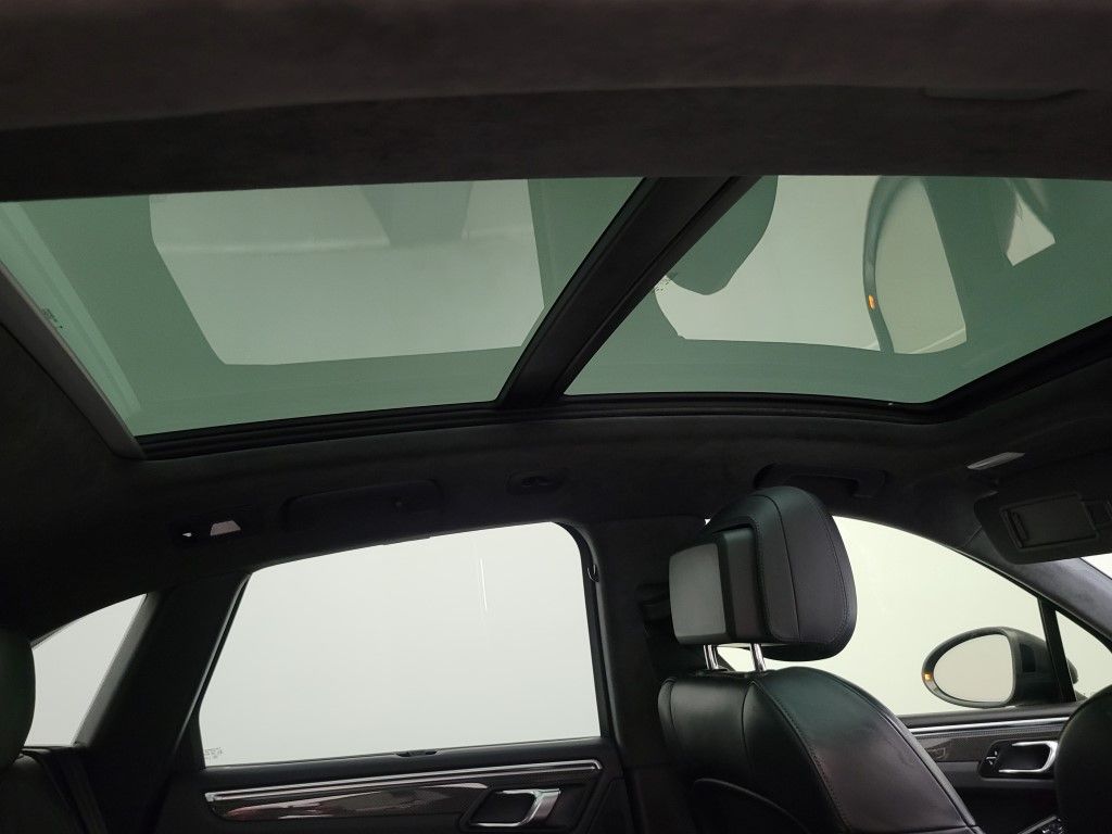 Thumbnail: 2015 Porsche Macan - 16