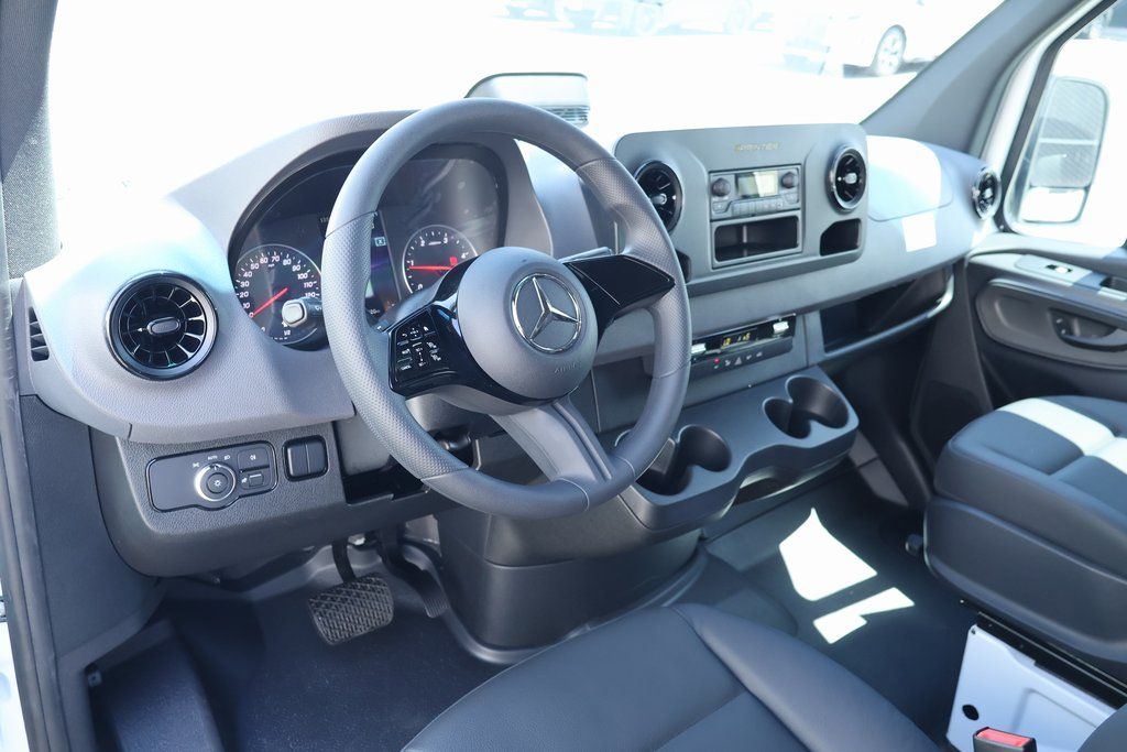 Thumbnail: 2025 Mercedes-Benz Sprinter - 3