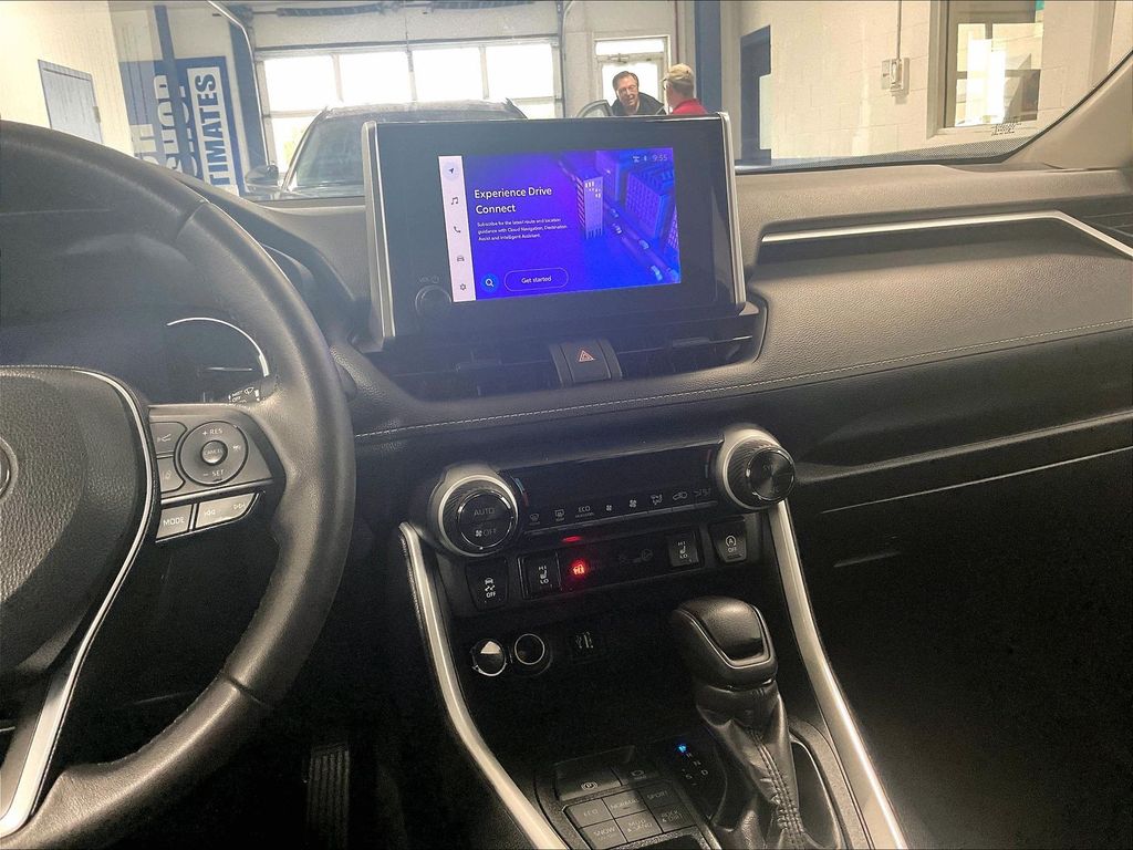 2024 Toyota RAV4 — photo 18
