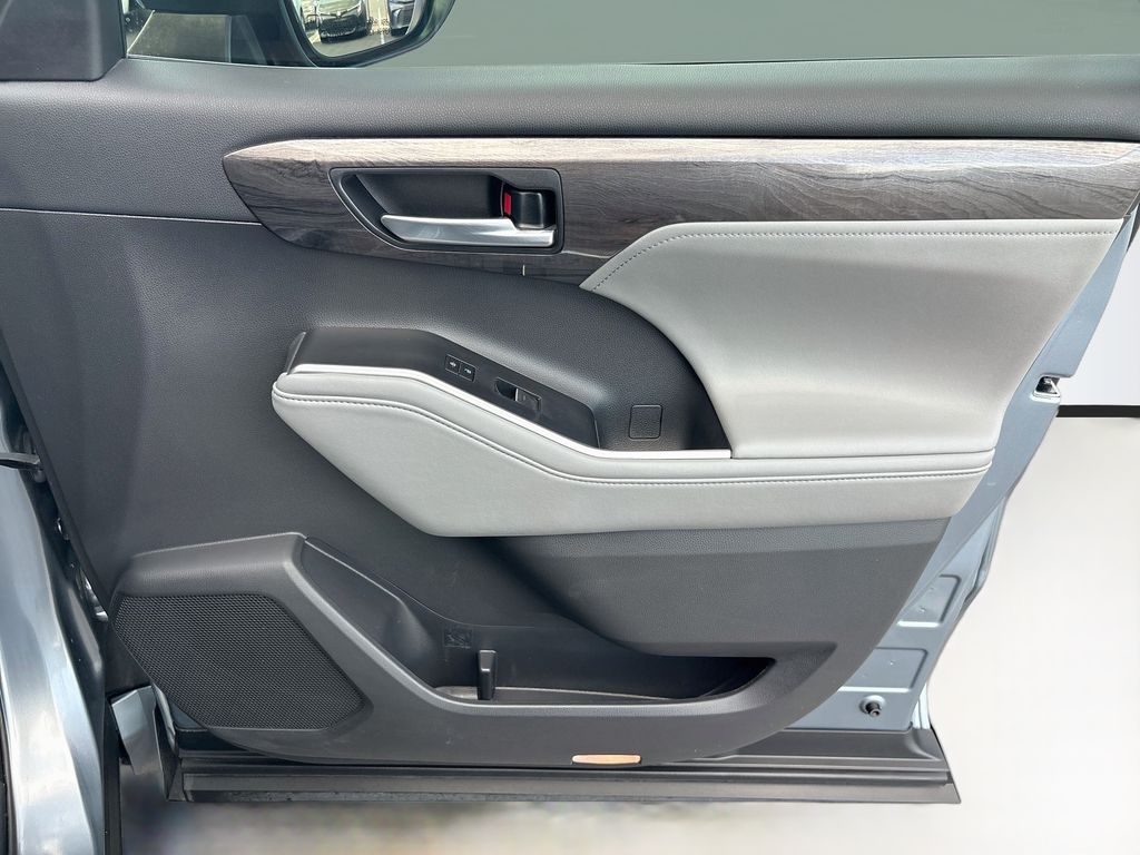 Thumbnail: 2020 Toyota Highlander - 26