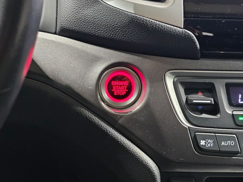 Used 2017  Honda EX-L image 29