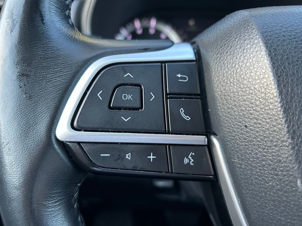 Thumbnail: 2023 Toyota Highlander - 21
