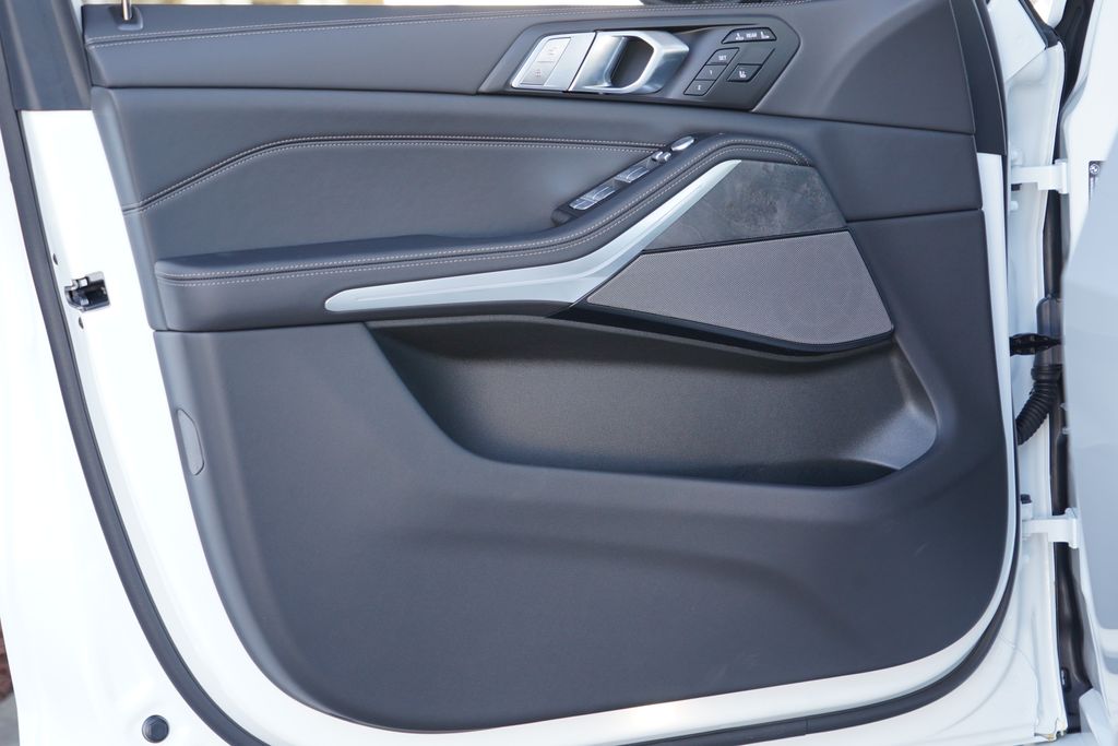 Thumbnail: 2027 BMW X7 - 11