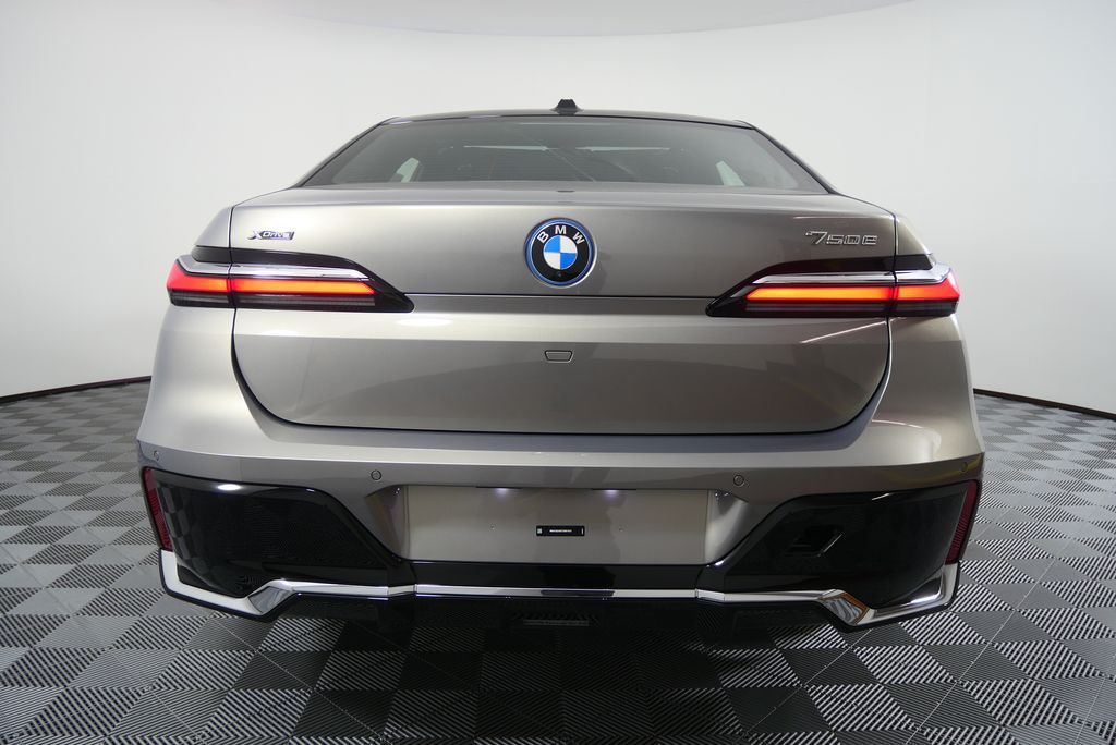 Thumbnail: 2026 BMW 7 Series - 4