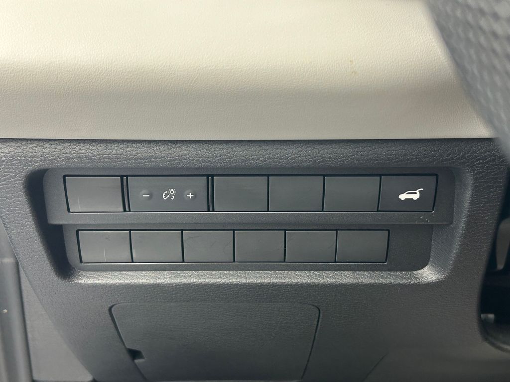 Used 2022 White Diamond Mitsubishi SEL image 11