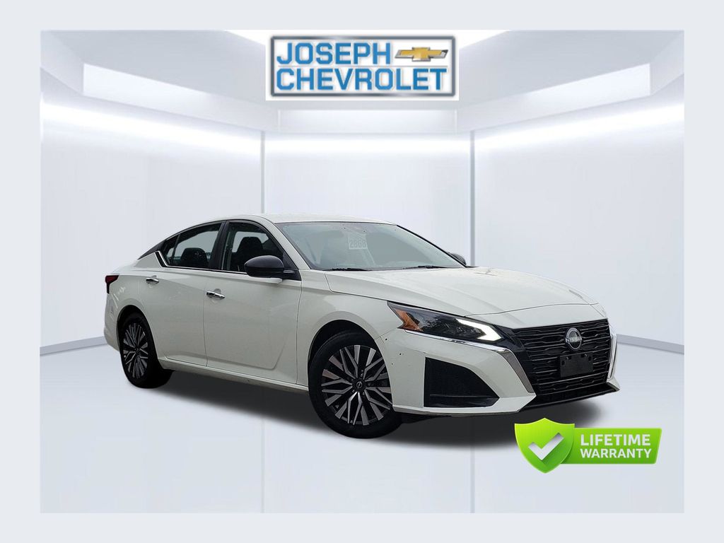 Glacier White 2025 Nissan Altima Sedan Front-Wheel Drive Continuously Variable Transmission