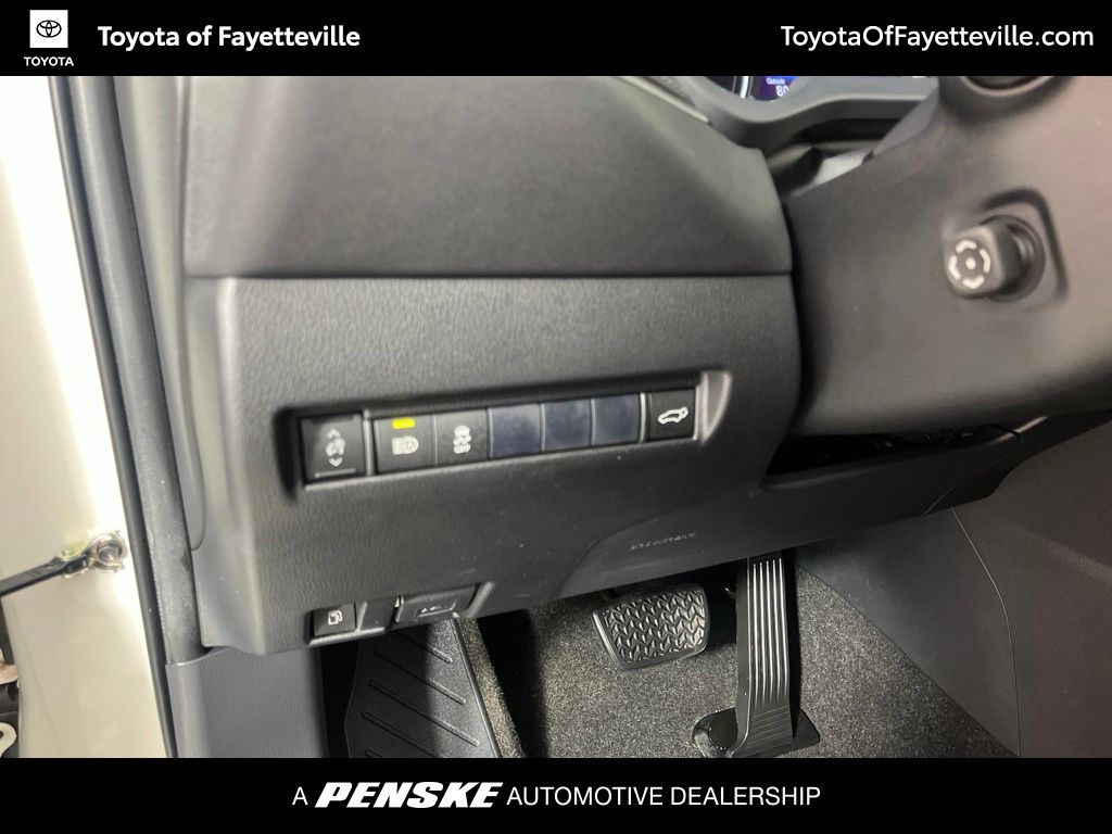 Thumbnail: 2021 Toyota Venza - 29