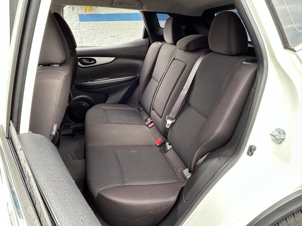 2017 Nissan Rogue Sport S 18
