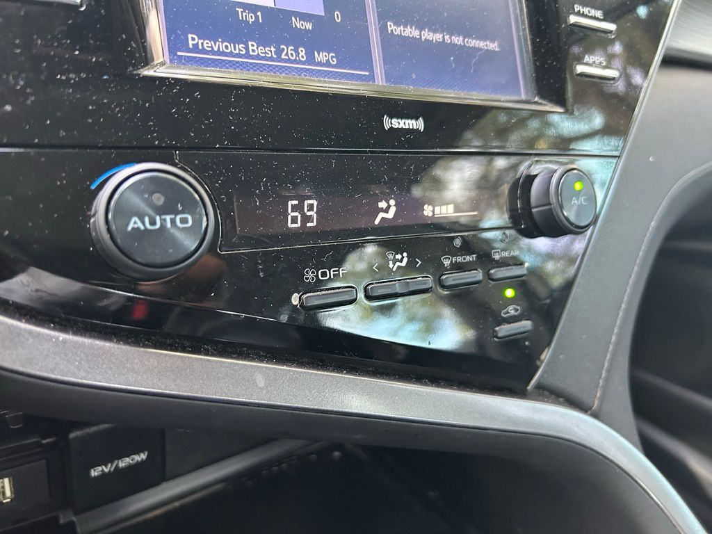 2020 Toyota Camry SE 19