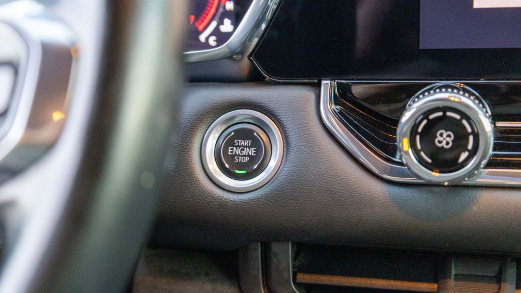 Used 2024 GMC Canyon Elevation 4D Crew Cab