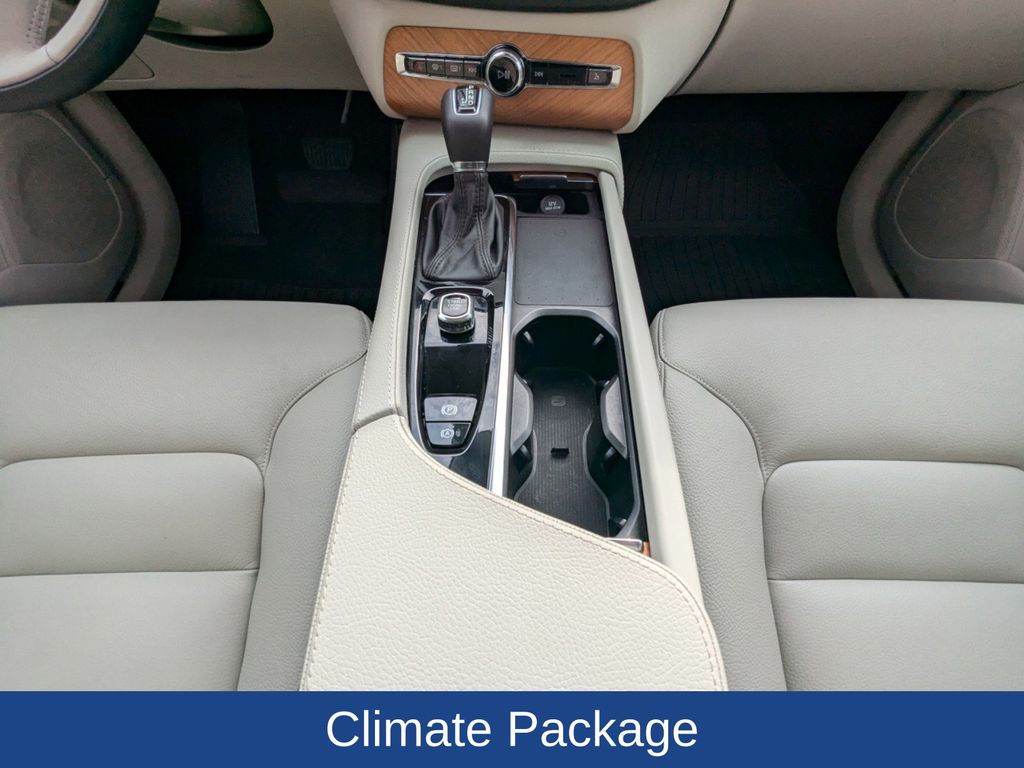 2022 Volvo XC90 T5 Momentum
