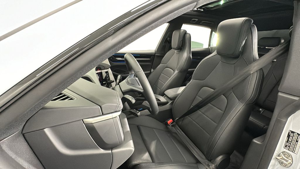 Thumbnail: 2025 Porsche Macan - 5