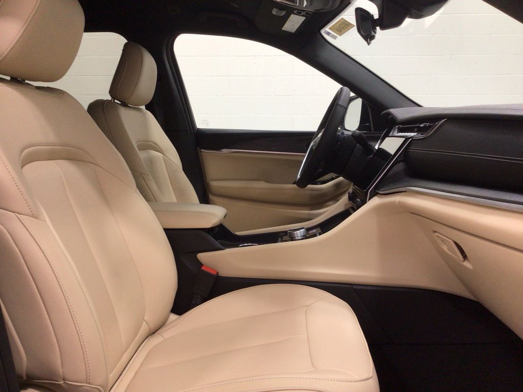 Used 2025 Jeep Grand Cherokee SUV