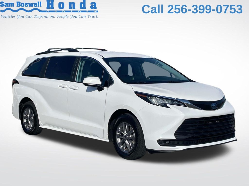 2023 Toyota Sienna LE 8-Passenger FWD