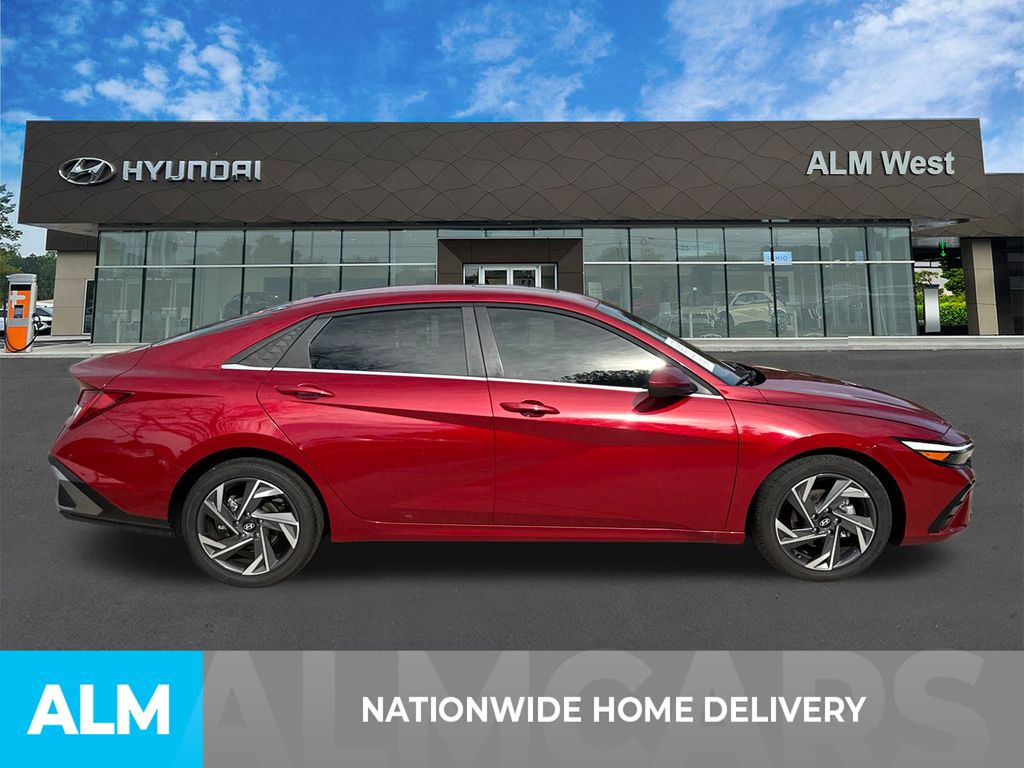 Used 2025 Red Hyundai SEL Convenience image 4