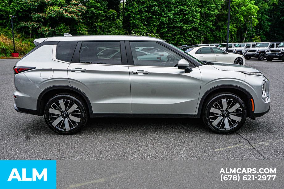 Used 2025 Silver Mitsubishi SE image 9