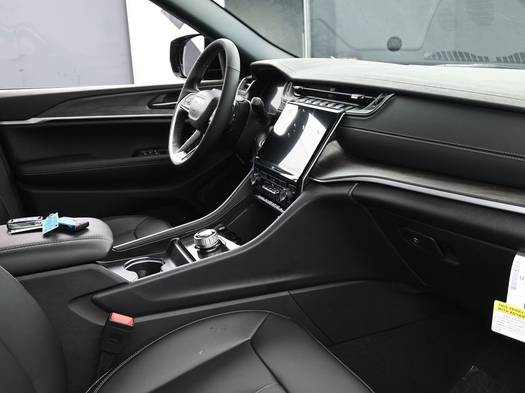 Used 2025 Diamond Black Crystal Pearlcoat Jeep Limited image 32