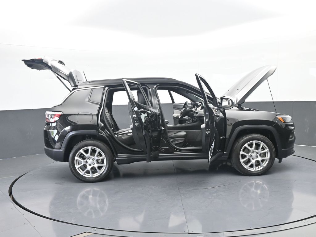 Used 2024 Diamond Black Crystal Pearlcoat Jeep Latitude Lux image 66