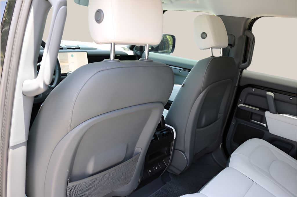 Used 2025  Land Rover X-Dynamic SE image 16