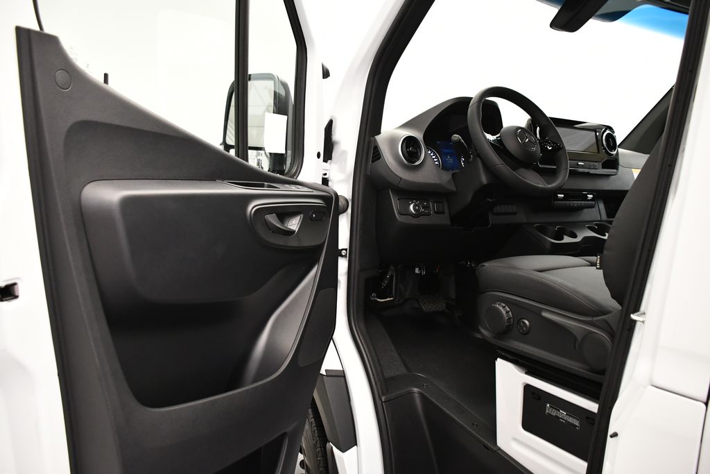 Thumbnail: 2025 Mercedes-Benz Sprinter - 24