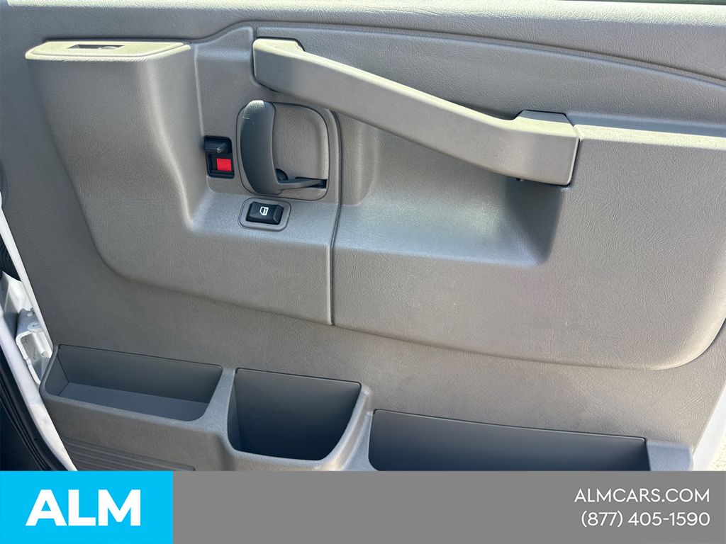 Used 2025 White Chevrolet LT image 18