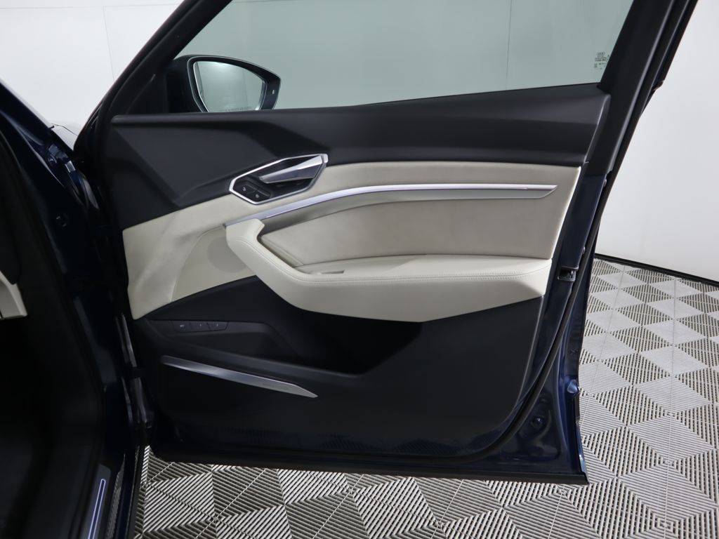 Thumbnail: 2019 Audi e-tron - 26