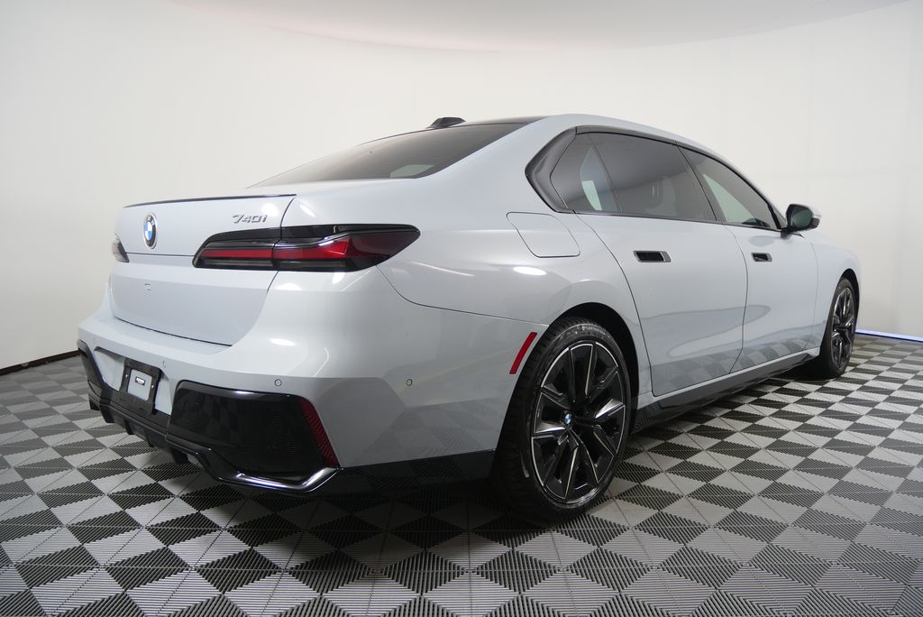 Thumbnail: 2023 BMW 7 Series - 3