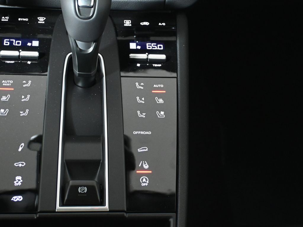 Thumbnail: 2026 Porsche Macan - 25