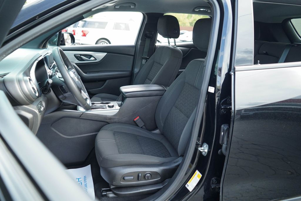 View vehicle photo 7