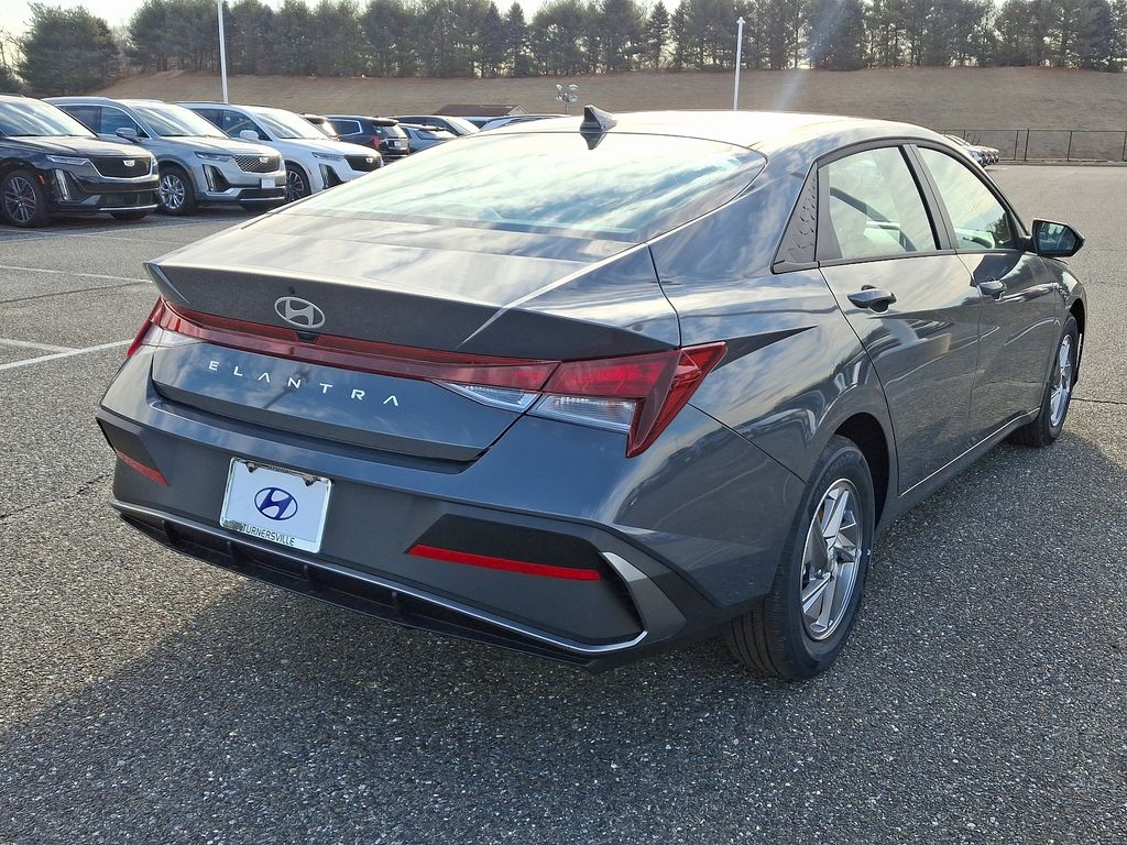 2025 Hyundai Elantra SE 4