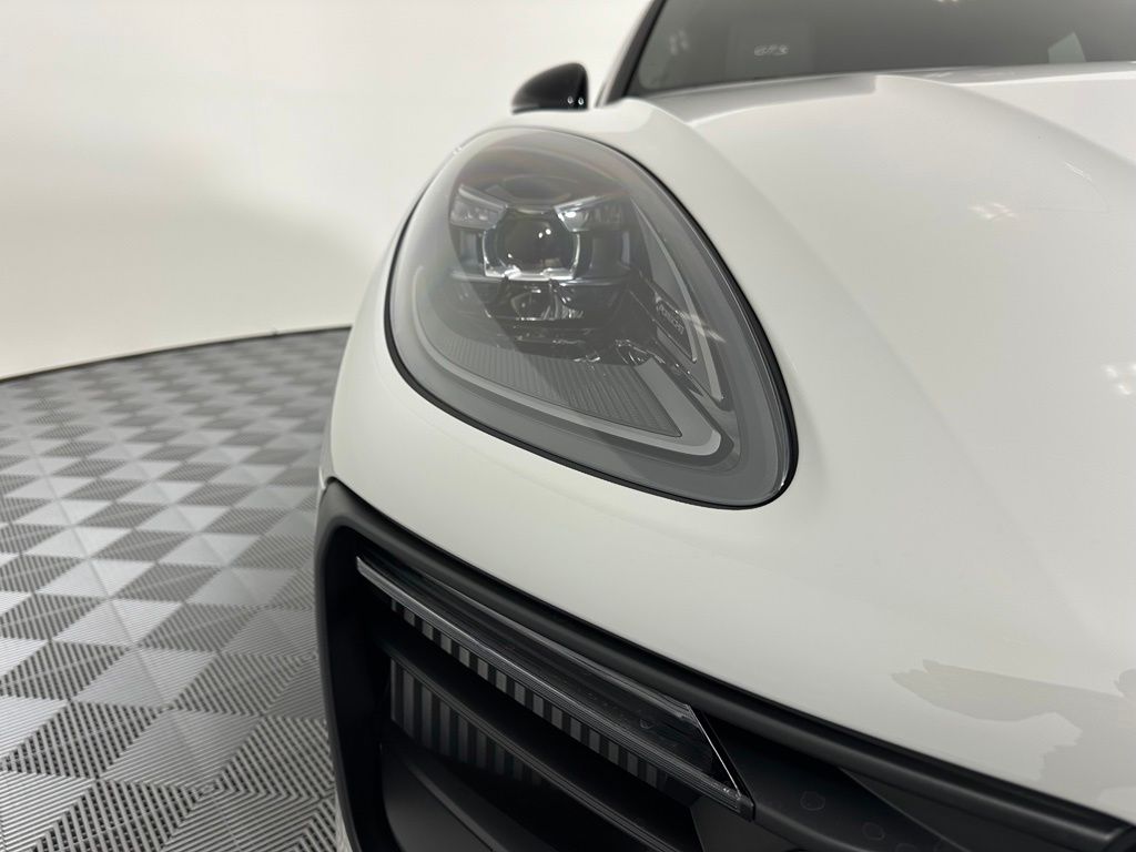 Thumbnail: 2026 Porsche Macan - 9